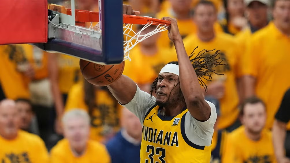 Bombazo en la NBA: Myles Turner abandona a Haliburton y ficha por los Milwaukee Bucks
