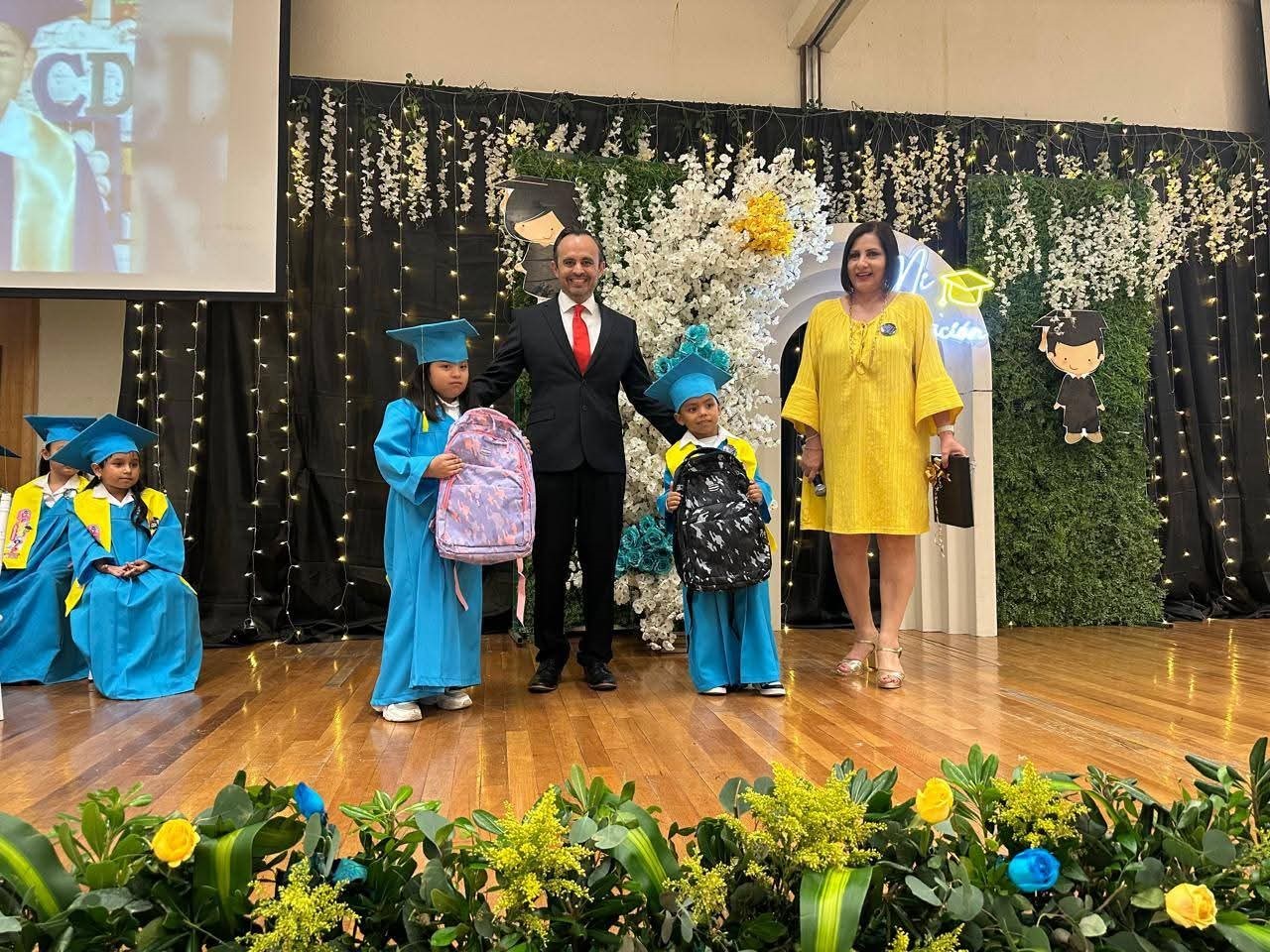 Gradúa Aitana de prescolar en Nueva Rosita
