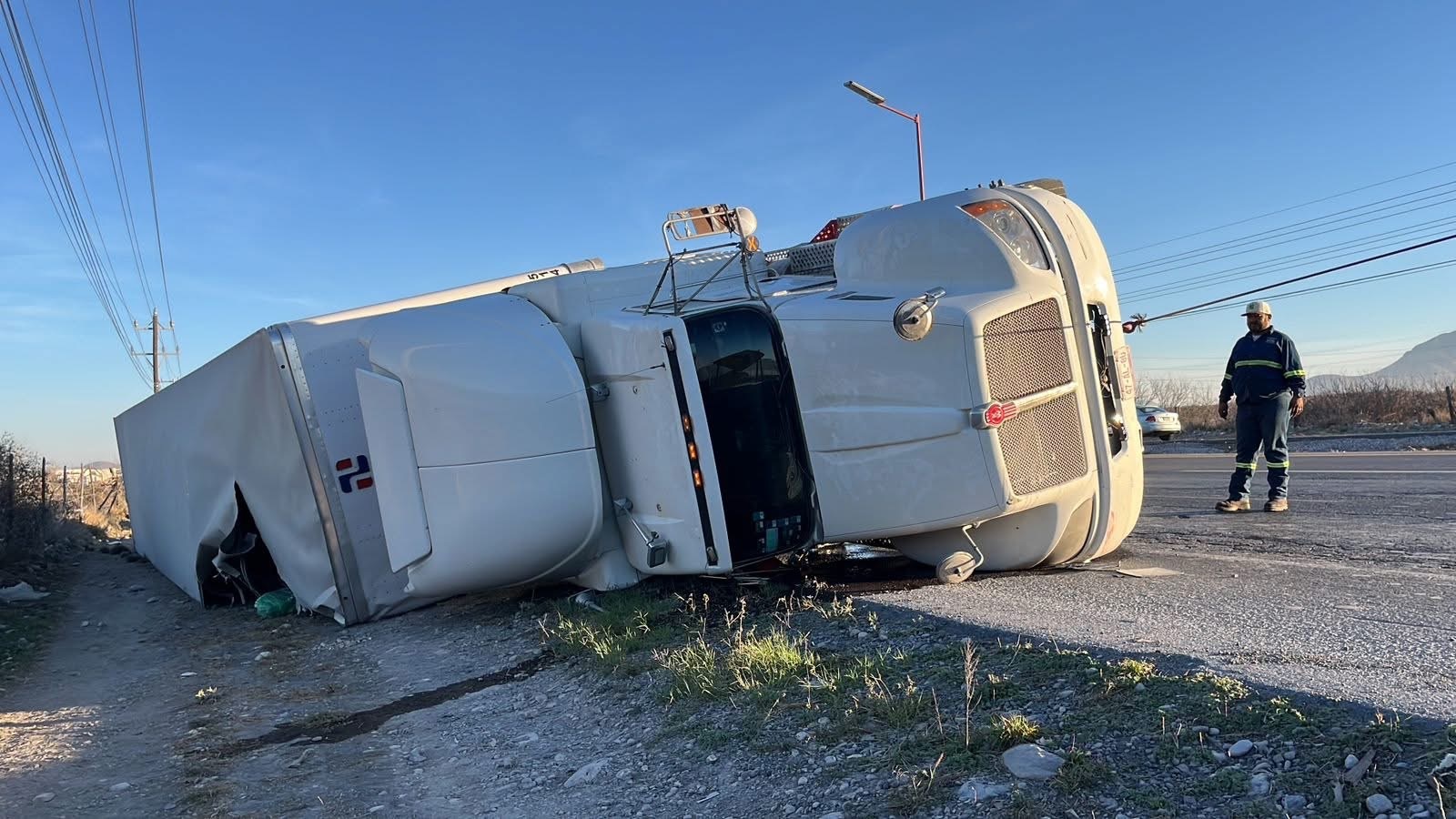 Vuelca tráiler en el Óscar Flores Tapia; conductor resulta ileso