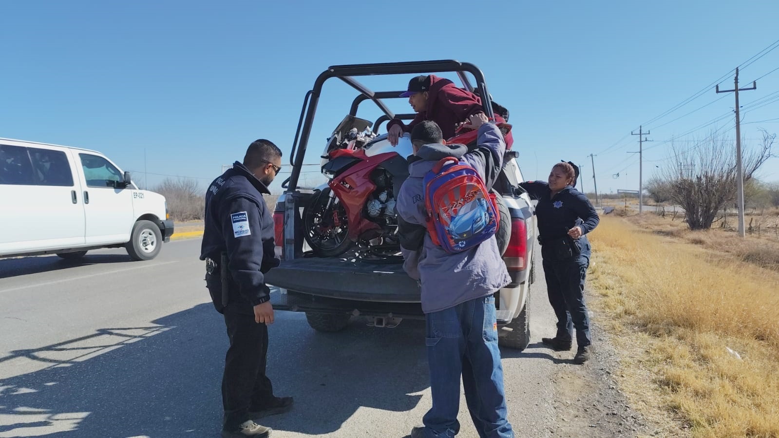 Auxilia Mando Único a dos jóvenes varados en carretera Múzquiz – Palaú