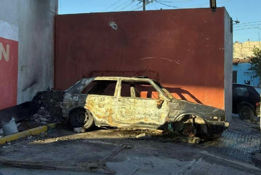 Incendio consume vehículo dentro de taller en Rancho Las Varas