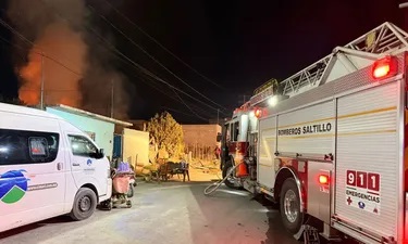 Voraz incendio consume vivienda en la colonia Loma Blanca, en Saltillo