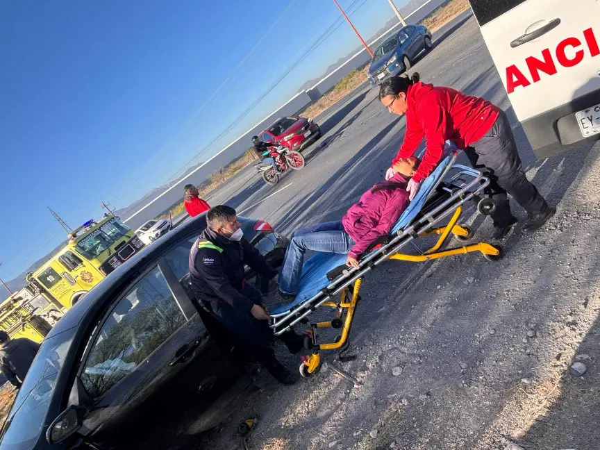 Accidente en libramiento Óscar Flores Tapia deja mujer lesionada; investigan maniobra de tráiler