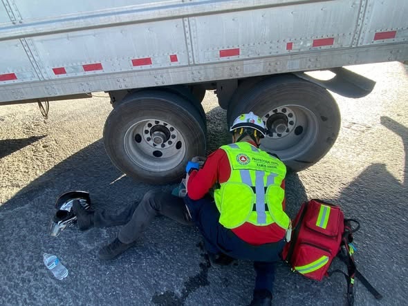 Tracto camión provoca accidente con motociclista en Ramos Arizpe