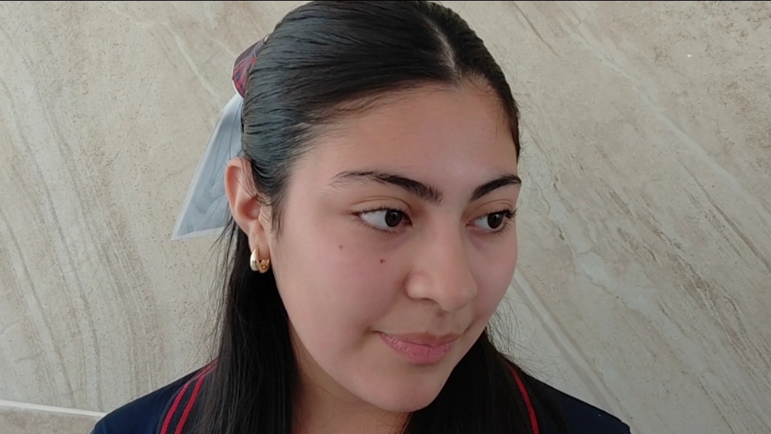 Alumnas de la secundaria Juvenal Boone Flores reciben reloj inteligente por parte del alcalde