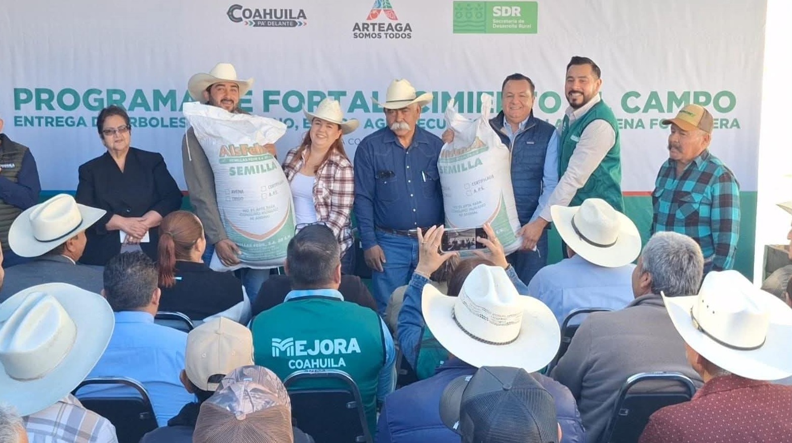 Entrega SEDER apoyo a productores en Arteaga
