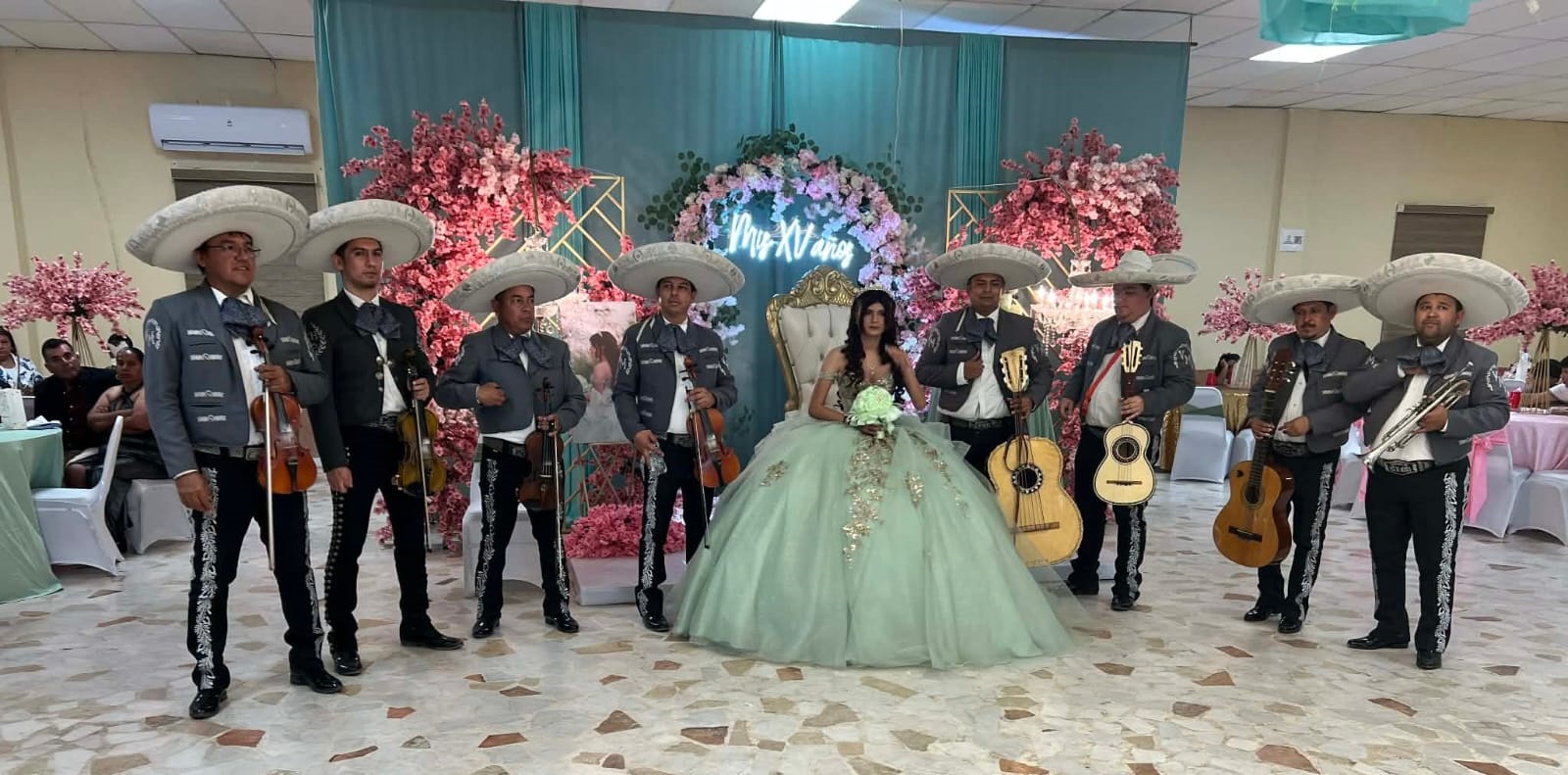 Isabela llega a sus quince primaveras