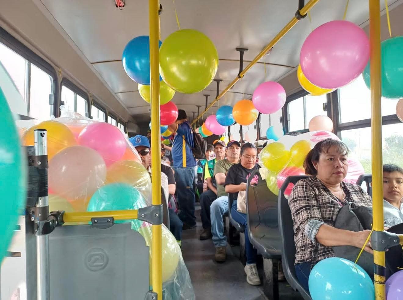 Conductor convierte su ruta en fiesta y reparte alegría por el Día del Niño