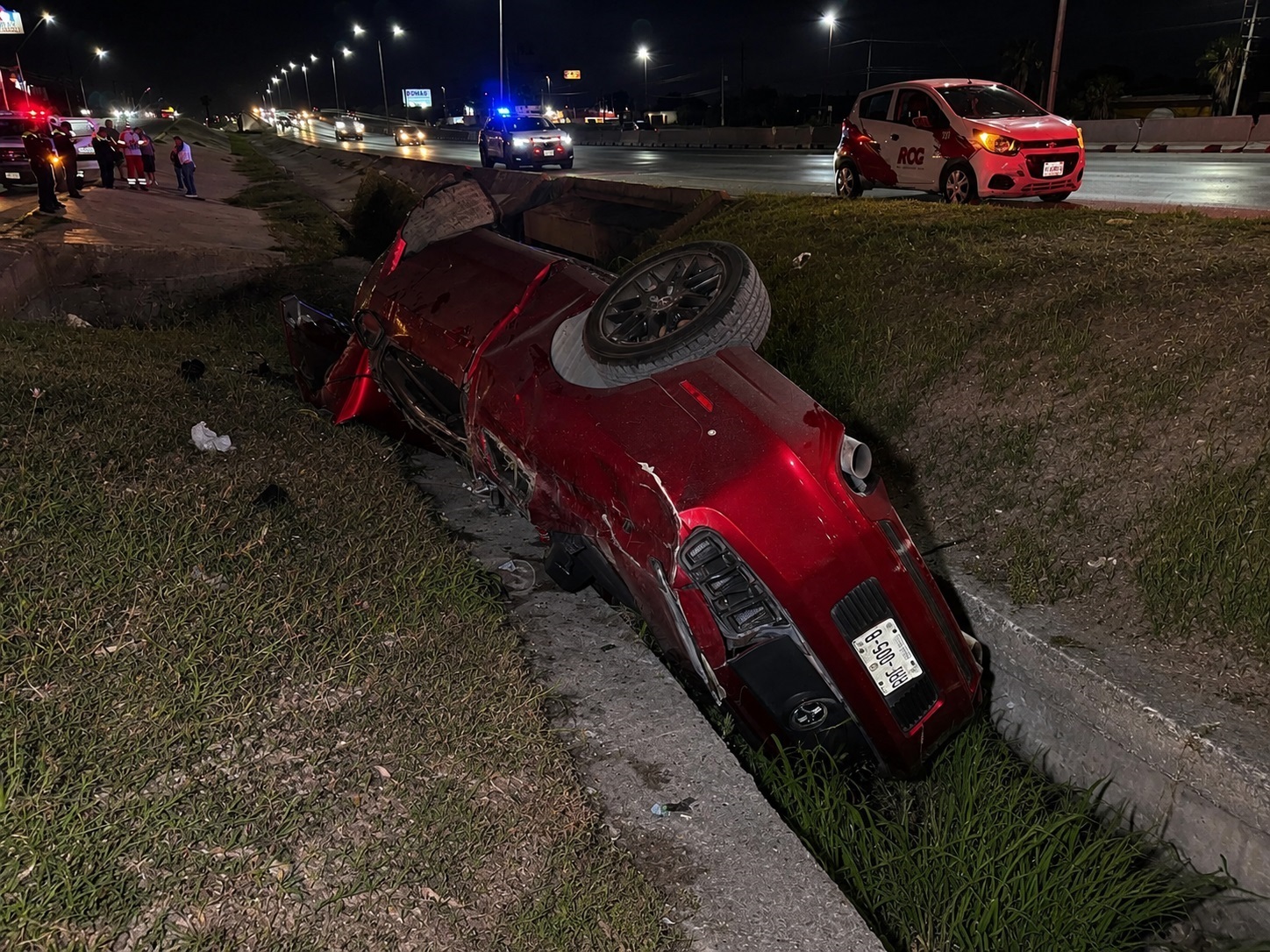 Joven salva la vida tras volcar su Mustang en canal pluvial sobre Fundadores