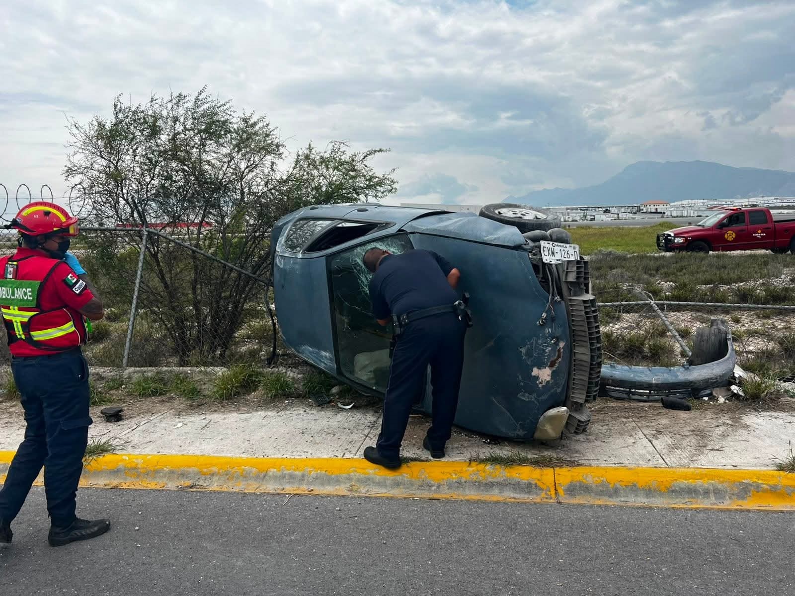Conductor desaparece tras sufrir volcadura cerca del Aeropuerto Plan de Guadalupe