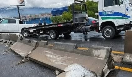 Vuelca camioneta tras impactar barrera de contención en Nazario Ortiz