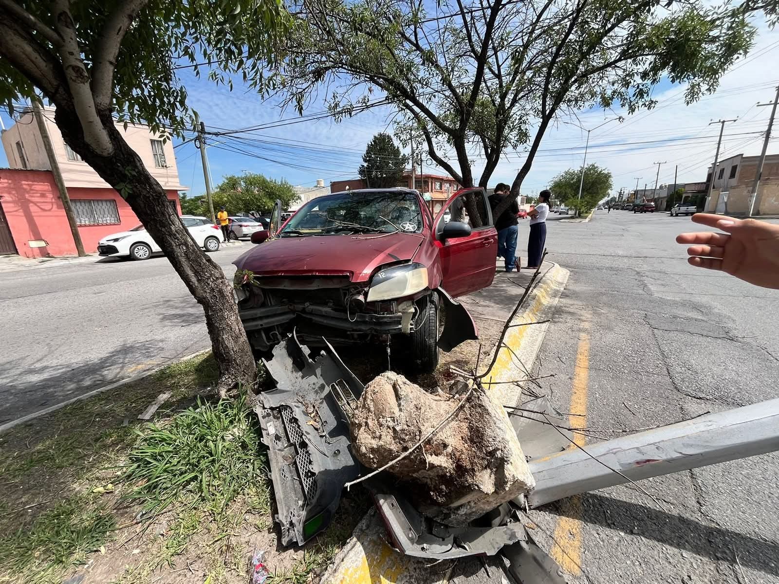 Aparatoso accidente deja daños en luminaria y árbol al sur de Saltillo