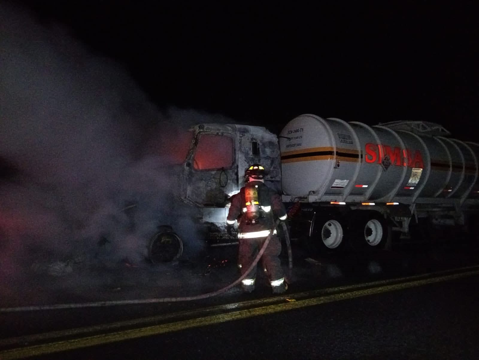 Bomberos de Ramos Arizpe controlan incendio en tracto camión cargado con combustible