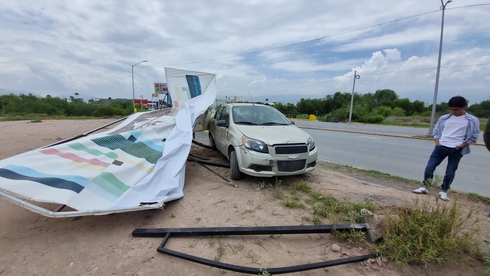 Joven conductor se impacta contra estructura de espectacular en el bulevar Colosio
