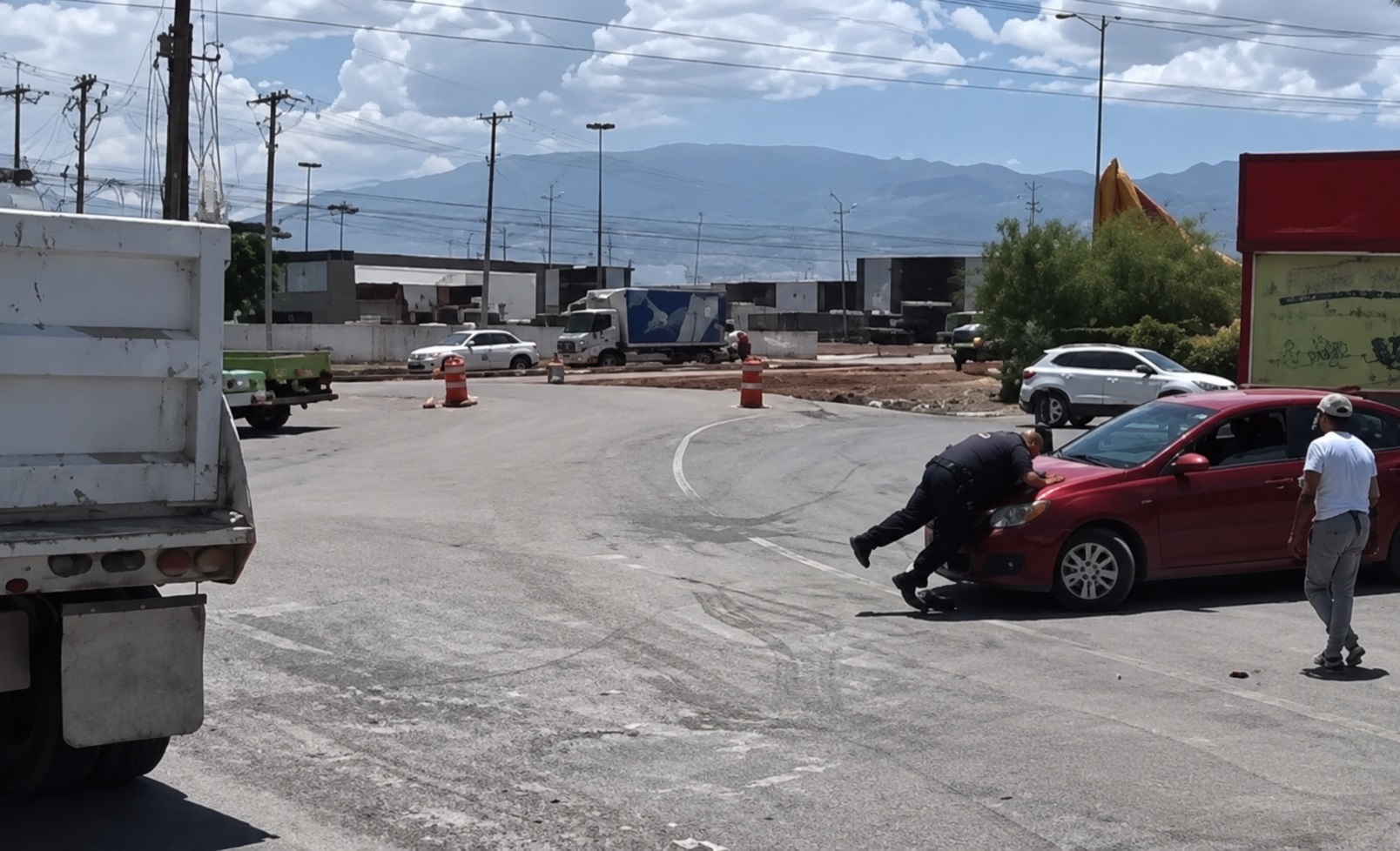 ATROPELLA A AGENTE DE TRÁNSITO Y HUYE TRAS PROTAGONIZAR DISTURBIOS