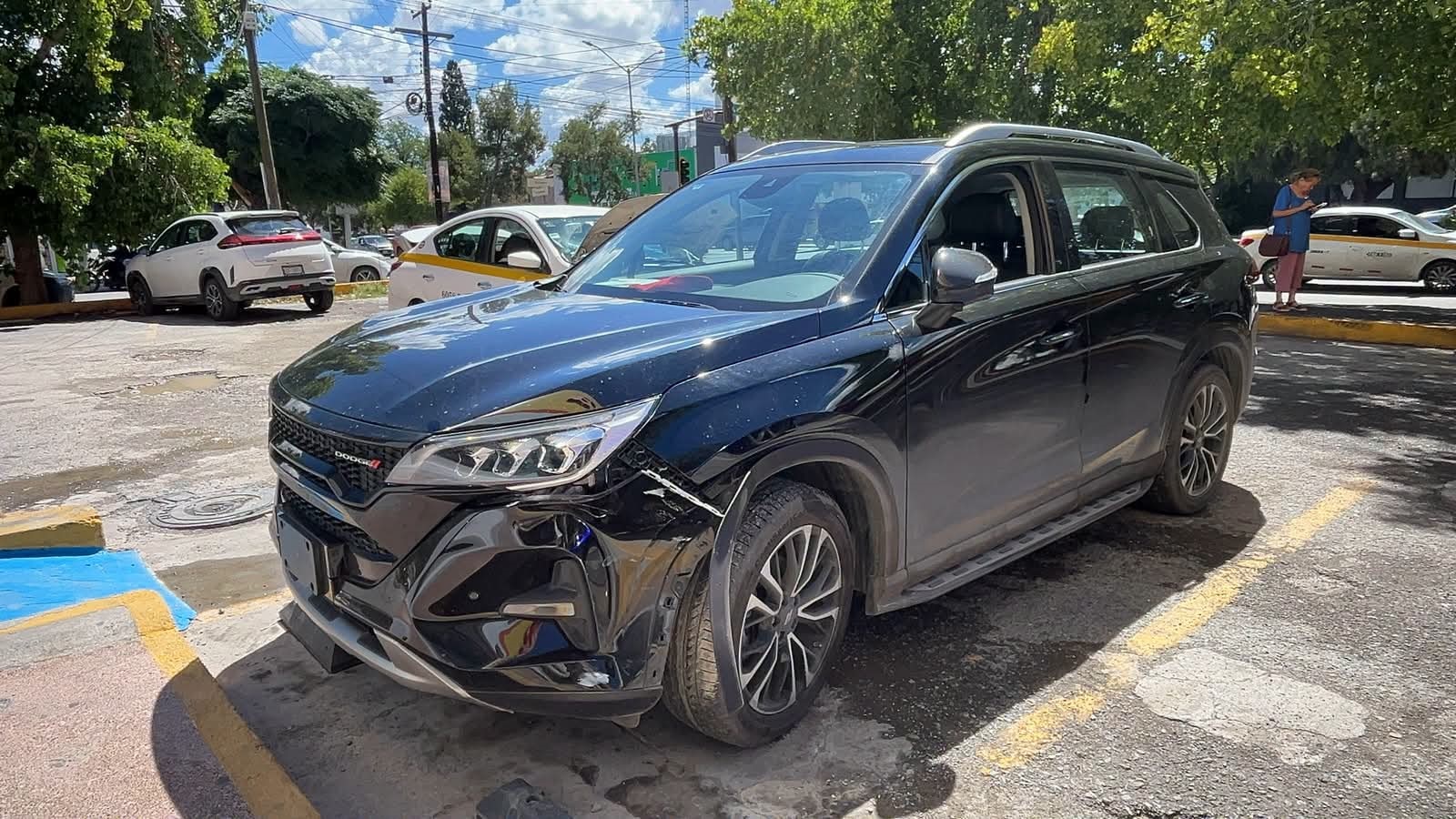 Conductora pierde el control y provoca choque de tres vehículos en la colonia República