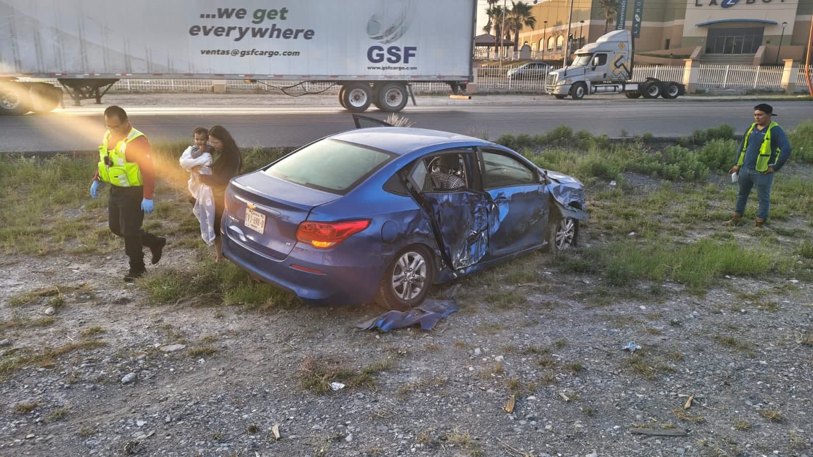 COLISIÓN ENTRE AUTOMÓVIL Y TRÁILER DEJA DOS PERSONAS LESIONADAS EN RAMOS ARIZPE