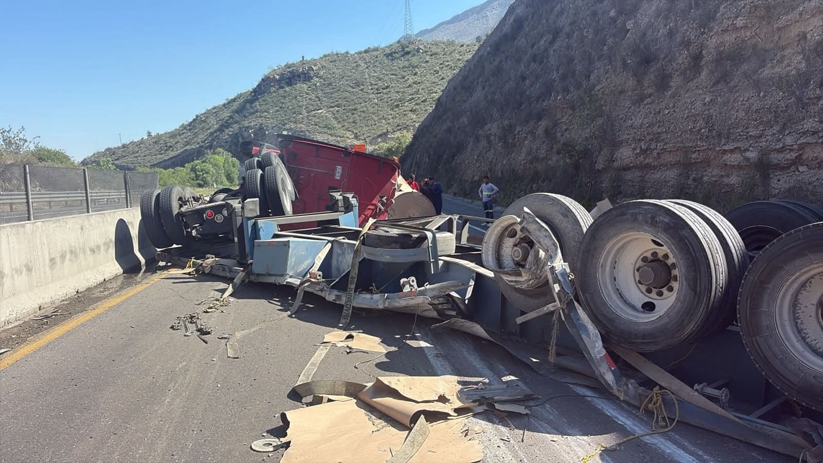 VOLCADURA DE TRÁILER DESATA ACCIDENTE EN EL TRAMO LOS CHORROS DE LA CARRETERA 57