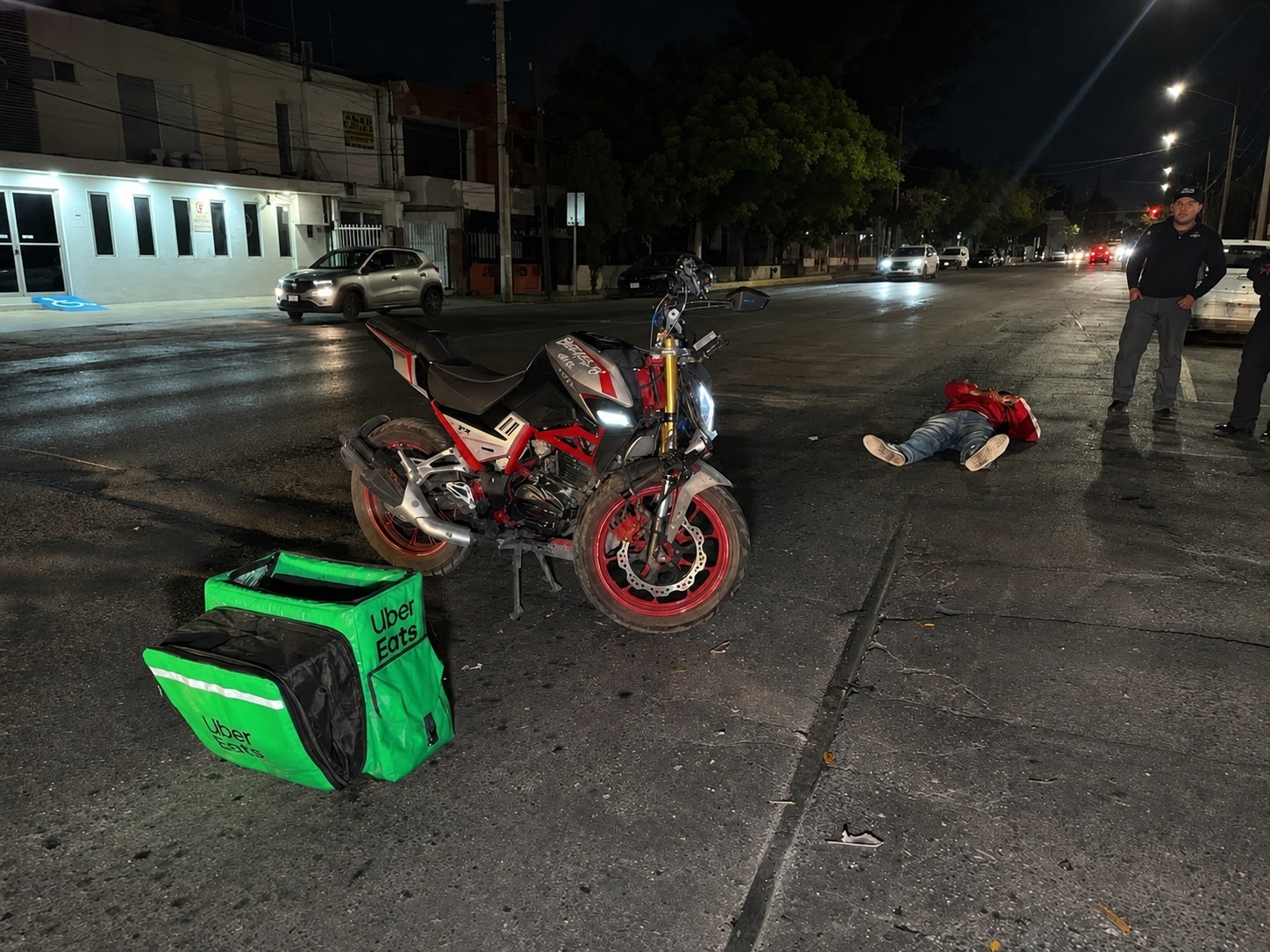 TRES LESIONADOS DEJA ACCIDENTE ENTRE TAXI Y MOTOCICLETA EN EL CENTRO DE SALTILLO