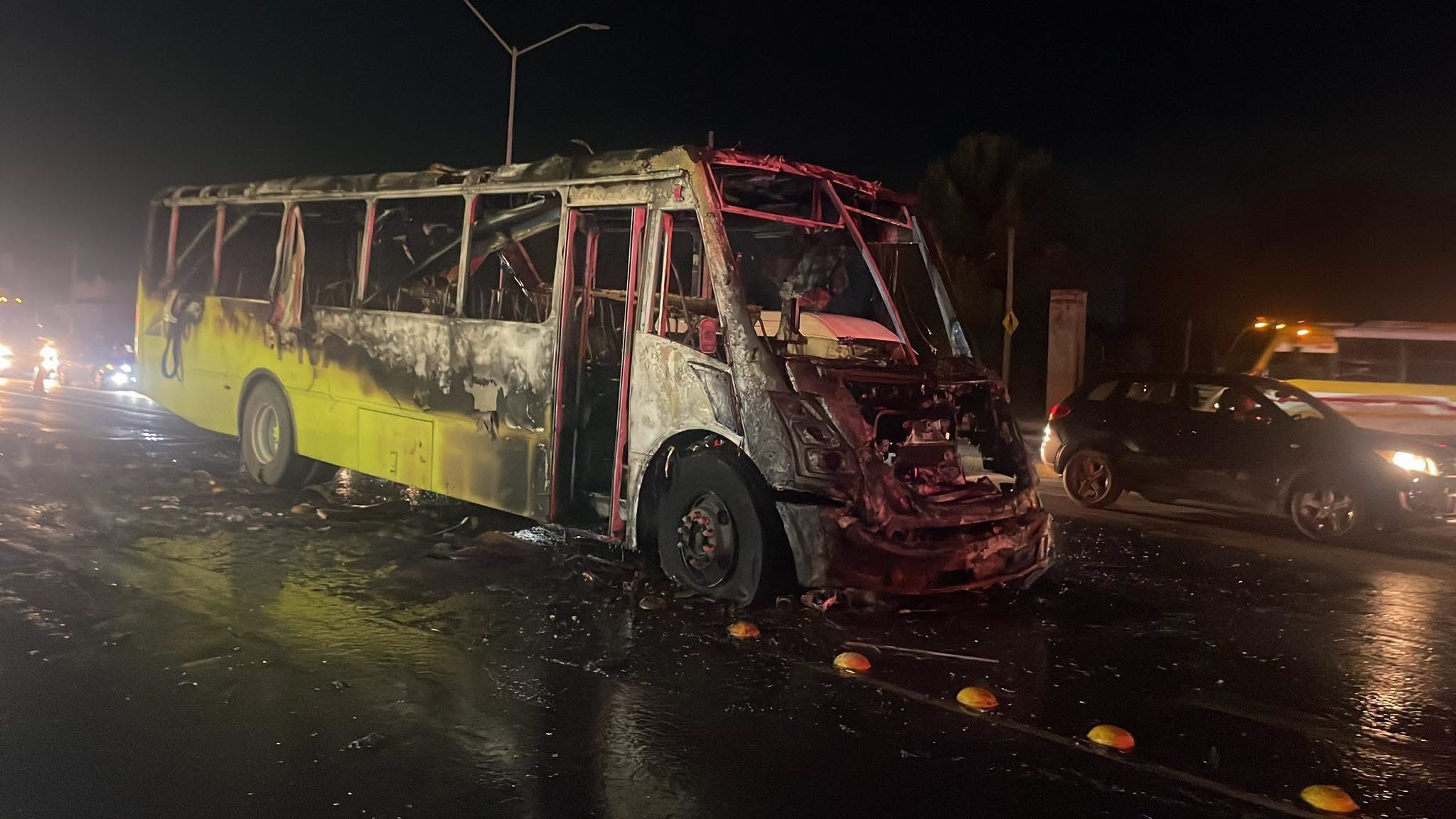 Camión de transporte de personal es consumido por el fuego al sur de Saltillo