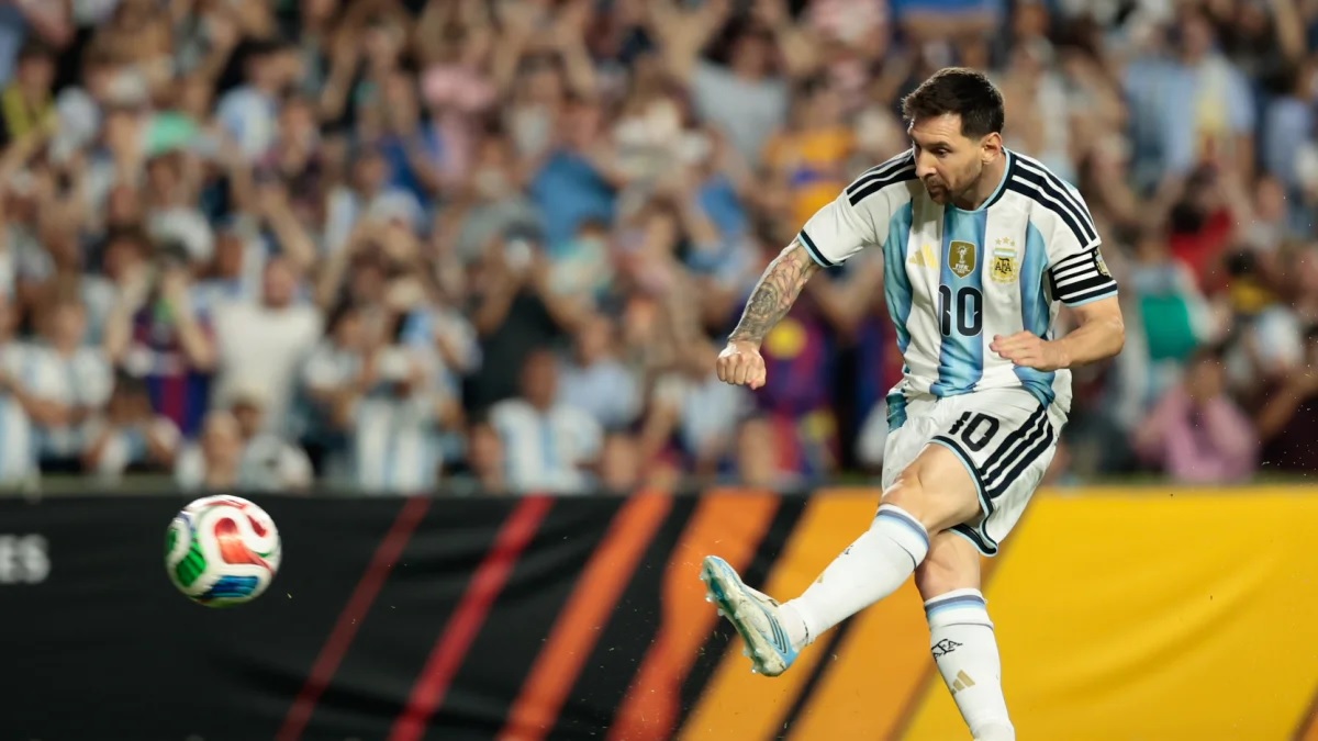Messi firma triplete y lidera goleada de Argentina en su debut mundialista
