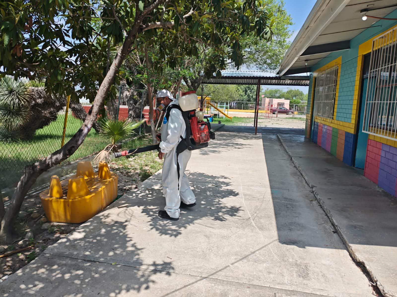 Realizan acciones de fumigación y abatización en Estación Barroterán para prevenir el dengue