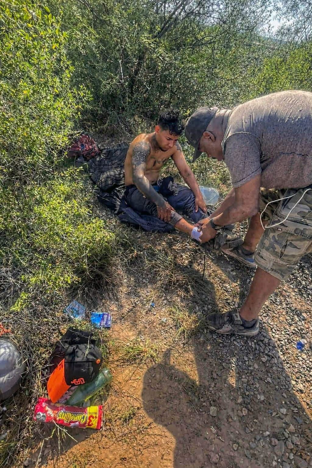 MIGRANTE HONDUREÑO COLAPSA POR DESHIDRATACIÓN EN ZONA DESPOBLADA DE SABINAS