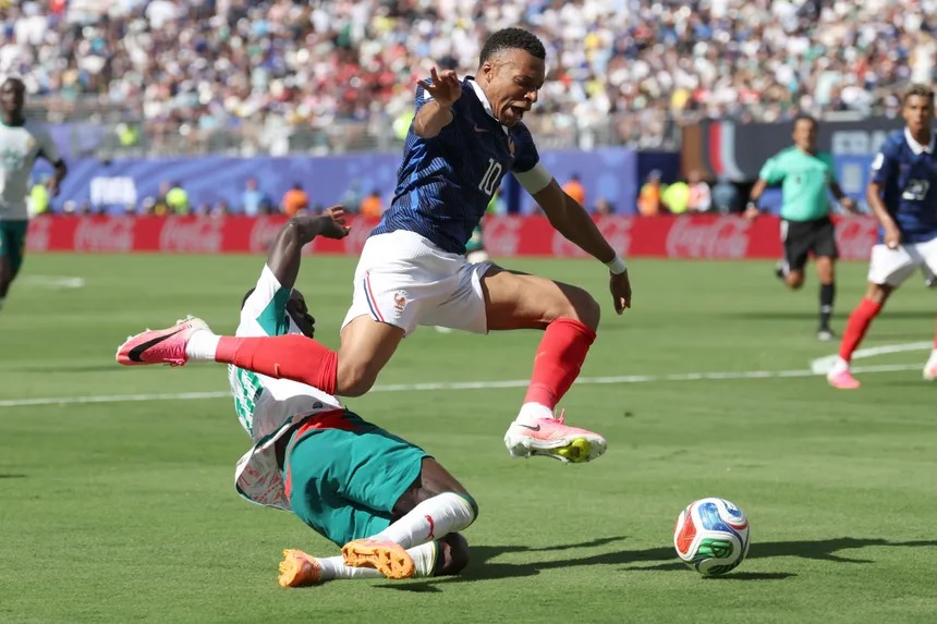 Doblete de Mbappé guía a Francia en sufrido triunfo sobre Senegal