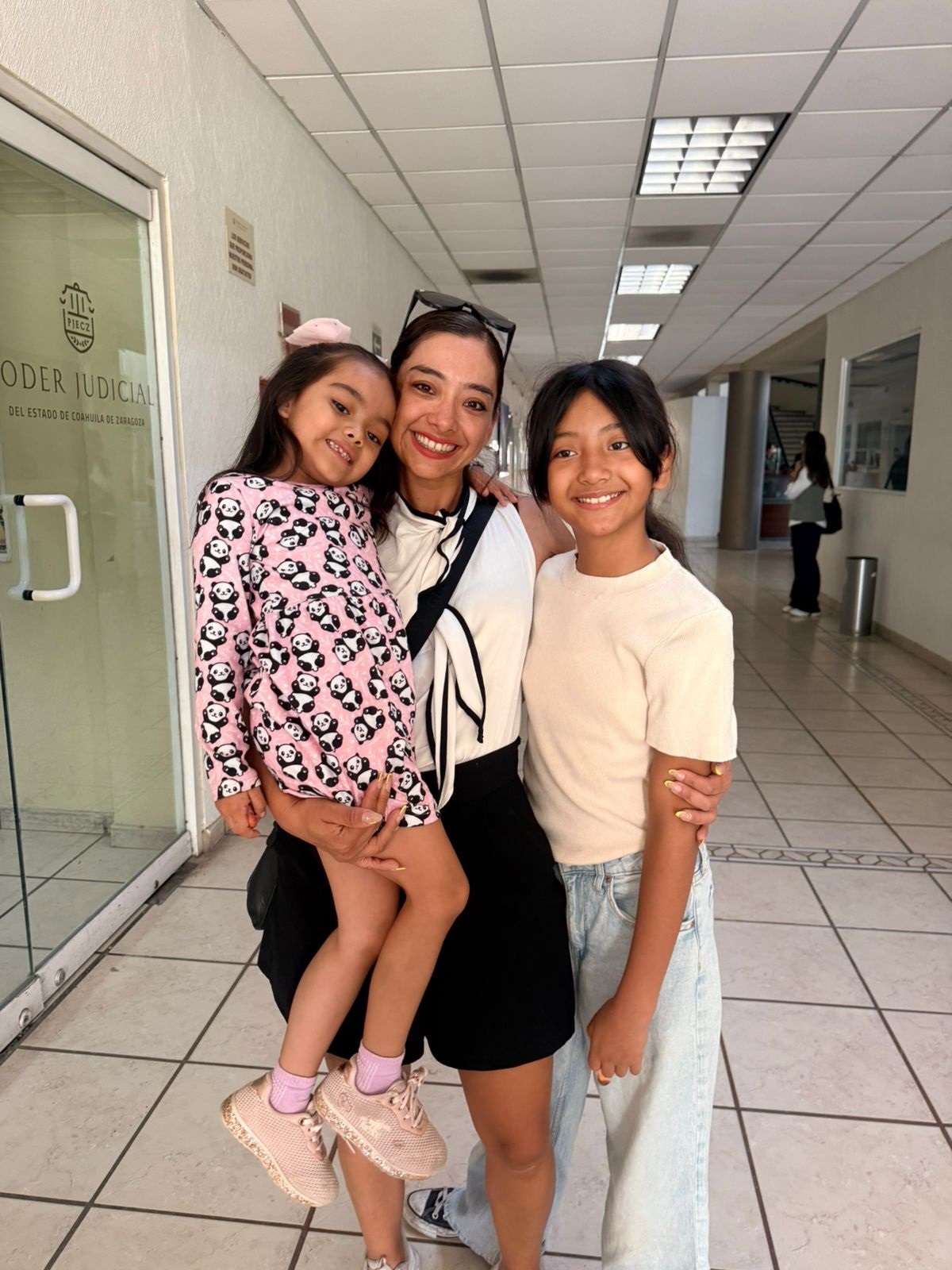 Regresan María Fernanda y Andrea Michel con su madre tras intensa movilización social