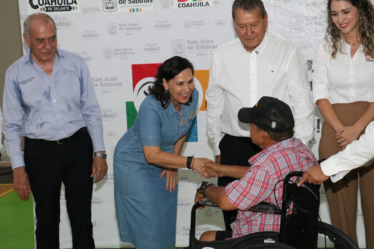 Entregan aparatos funcionales en San Juan de Sabinas