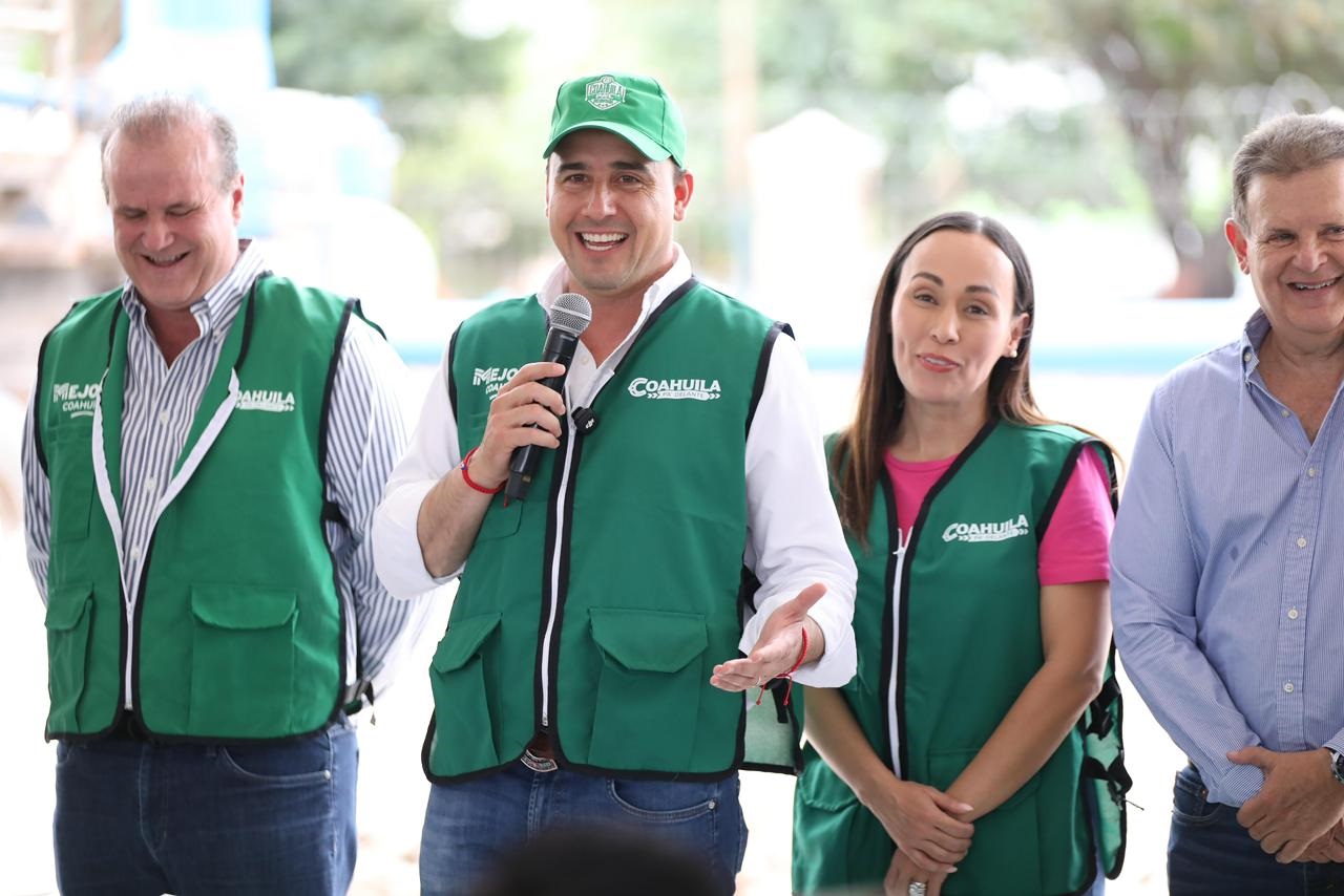 EN EQUIPO SEGUIMOS SUPERVISANDO OBRAS SOCIALES EN LAS COLONIAS Y EJIDOS DE COAHUILA: MANOLO