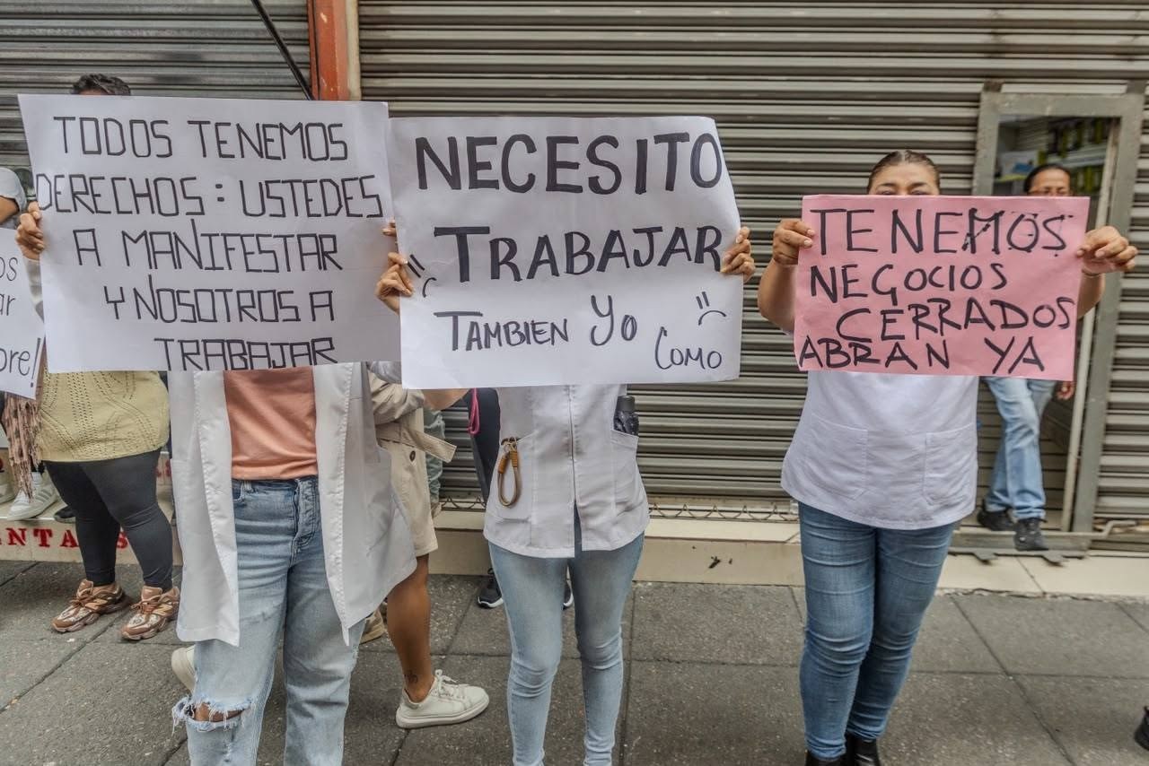 Comerciantes repelen a maestros y retiran vallas en el Centro Histórico