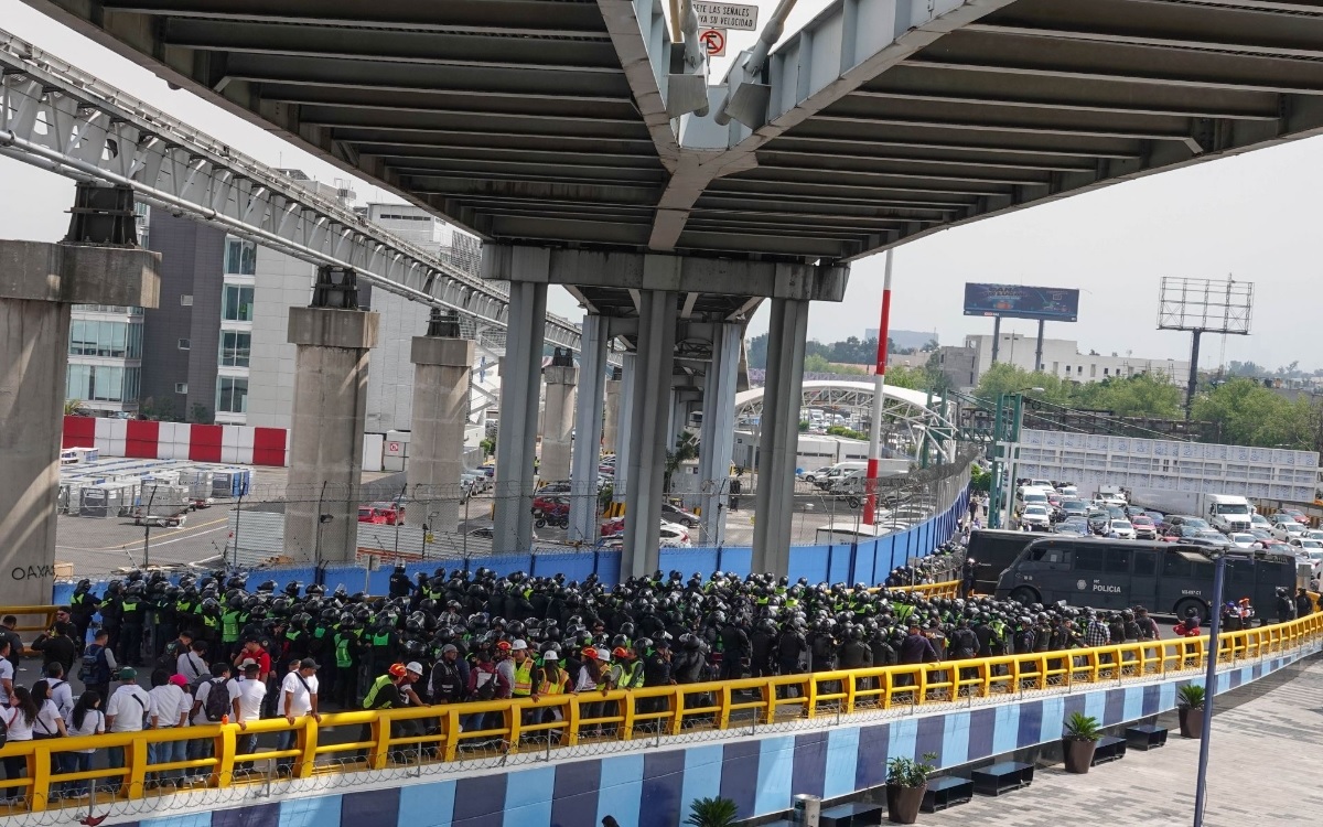 Maestros provocan cierres en el AICM y bloqueos carreteros