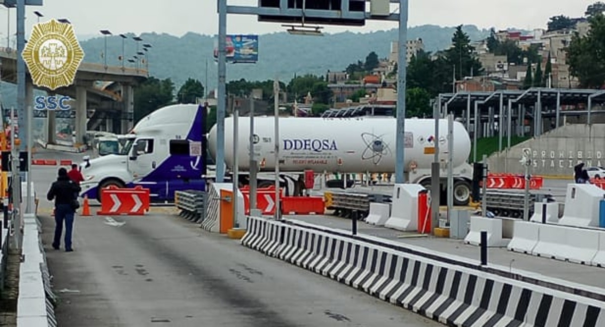 Normalistas bloquean autopista y dañan casetas tras operativo