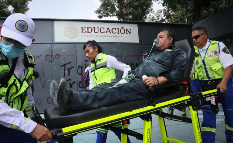 CNTE irrumpe en la SEP y deja daños, incendios y dos policías heridos