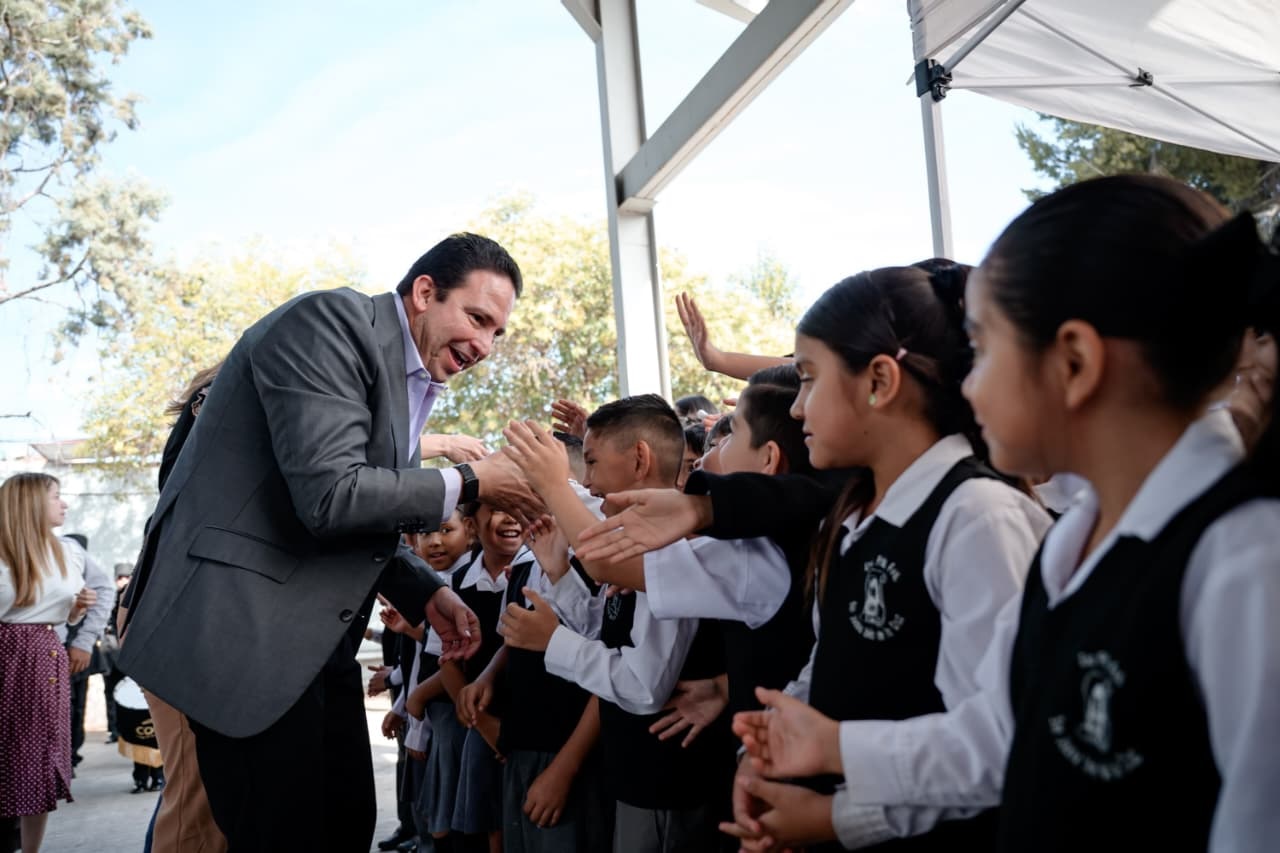 Entregan Javier y Luly reconocimientos a miembros del Cabildo Infantil 2026 en primaria Sor Juana Inés de la Cruz