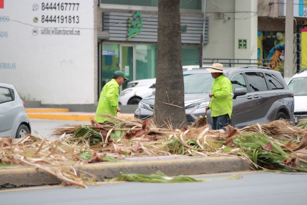 Refuerza Javier Díaz limpieza de callejones con maquinaria pesada