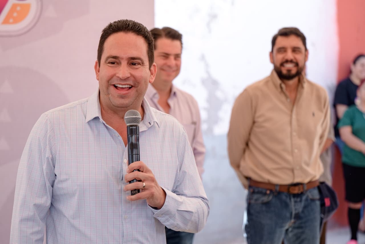 Entrega Javier Díaz obra de pavimentación en Nuevo Mirasierra