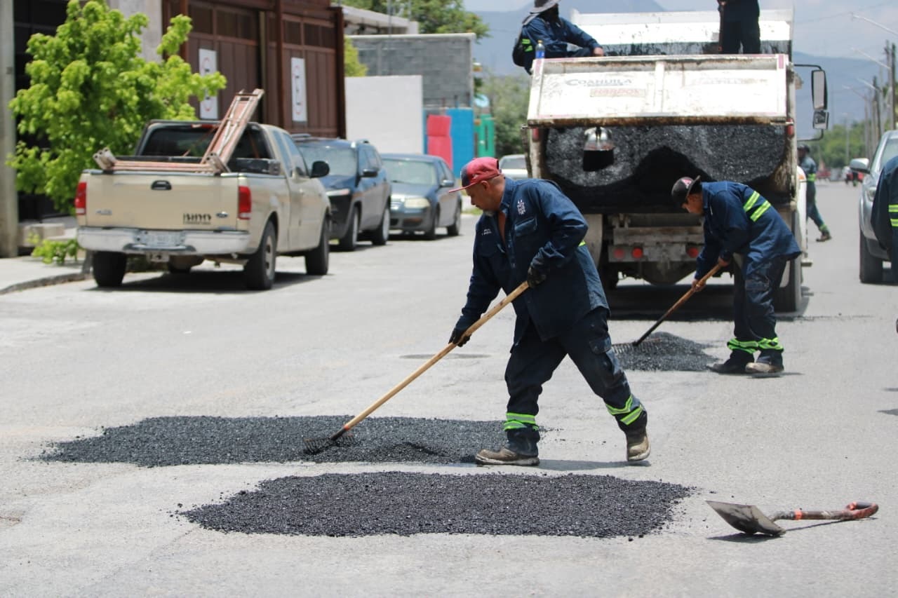 Rehabilita Javier Díaz calles en Lomas de Lourdes y Hacienda El Cortijo