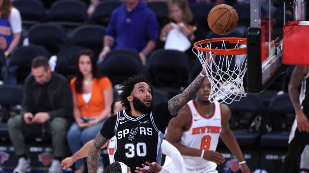 Spurs frenan racha de Knicks y ganan en el MSG