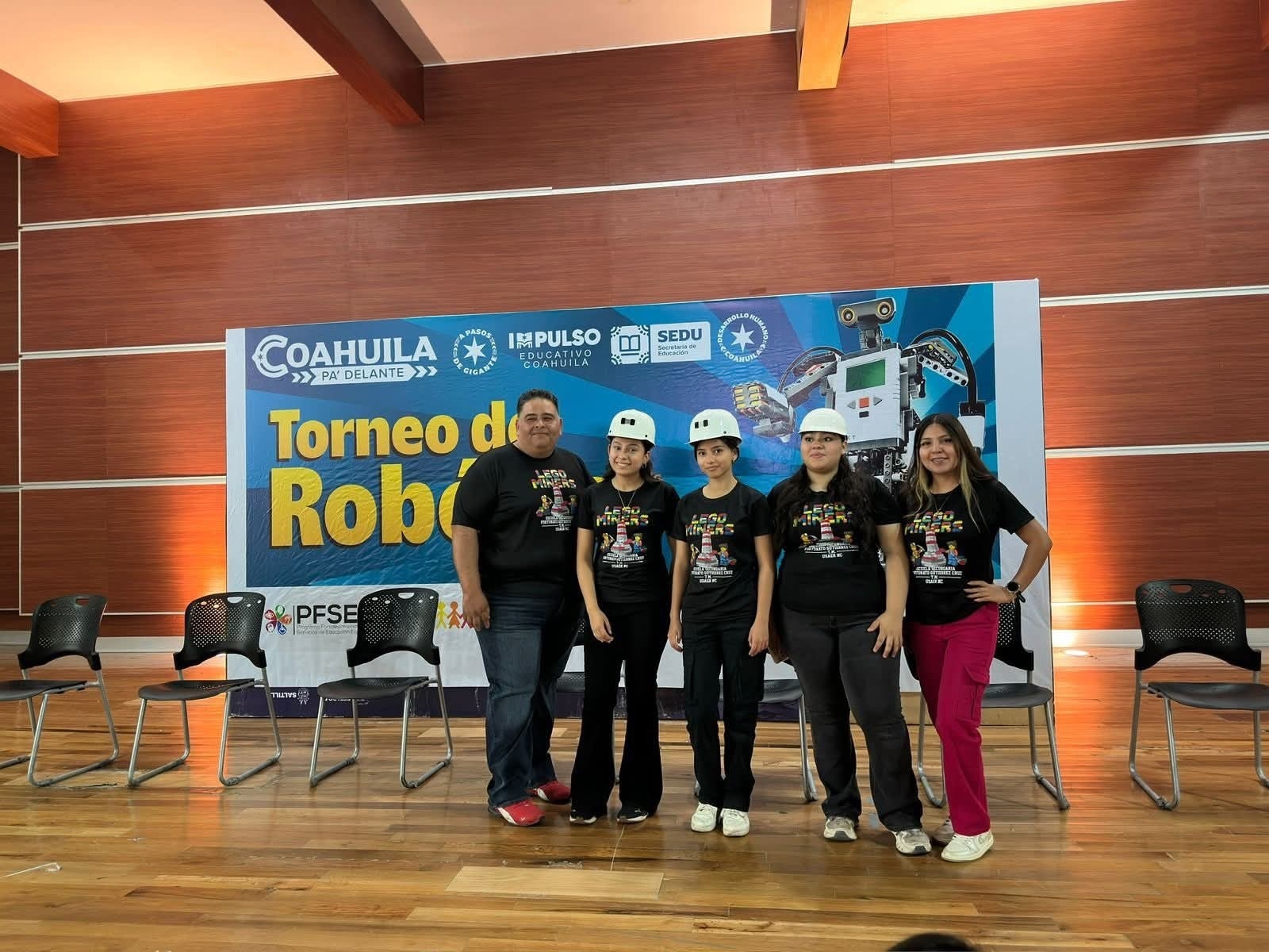 Alumnas de secundaria FGC hacen historia en concurso de robótica 