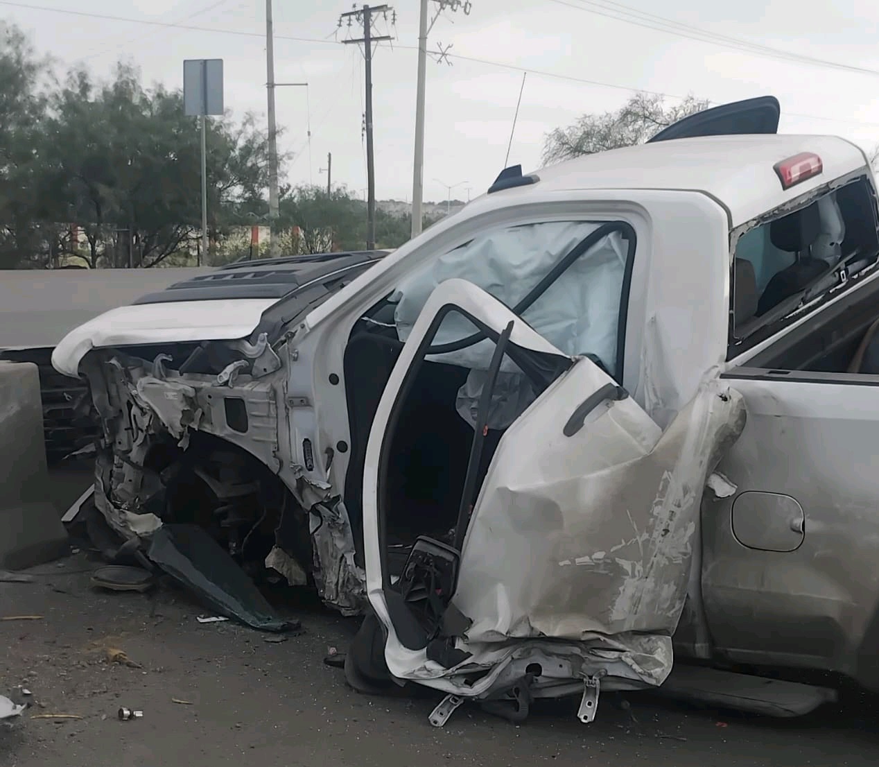 DESTRUYE “BALLENA” EN LA 57 TRAS CHOCAR Y VOLCAR 